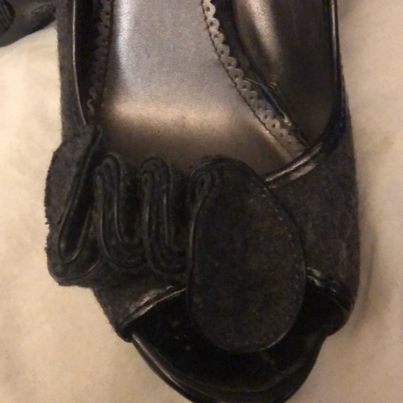 Dress shoes in a felted grey material with ruffled accent - Picture 4 of 5